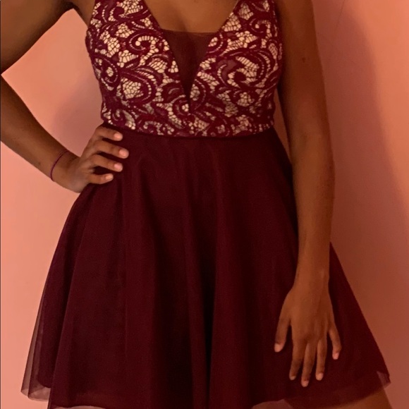 🤍❤️Burgundy Dress with detailed accents🤍❤️ - Picture 4 of 6